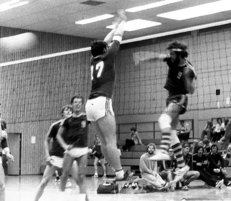 1982-SC-Baden-Baden-Mixed-Volleyball-Ueber-die-Mitte.jpg