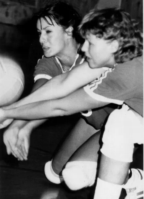 1983-SC-Baden-Baden-Mixed-Volleyball-Annahme-Heidrun-und-Johanna.jpg